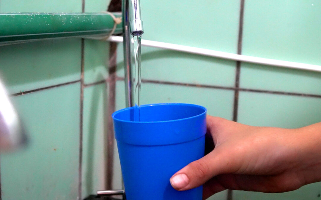 Qué hacen las marcas de agua para garantizar agua segura a comunidades vulnerables.