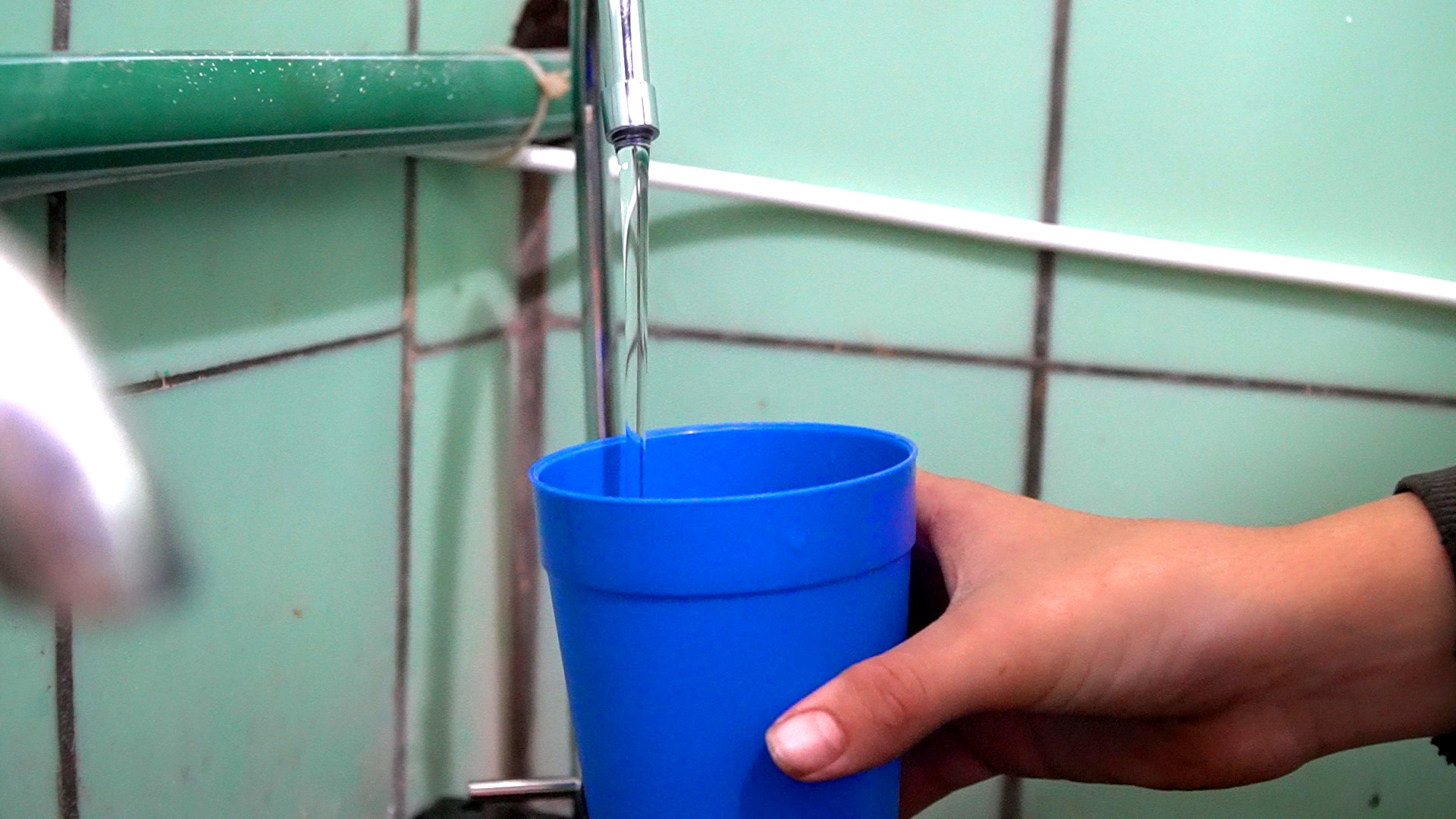 Qué hacen las marcas de agua para garantizar agua segura a comunidades vulnerables.